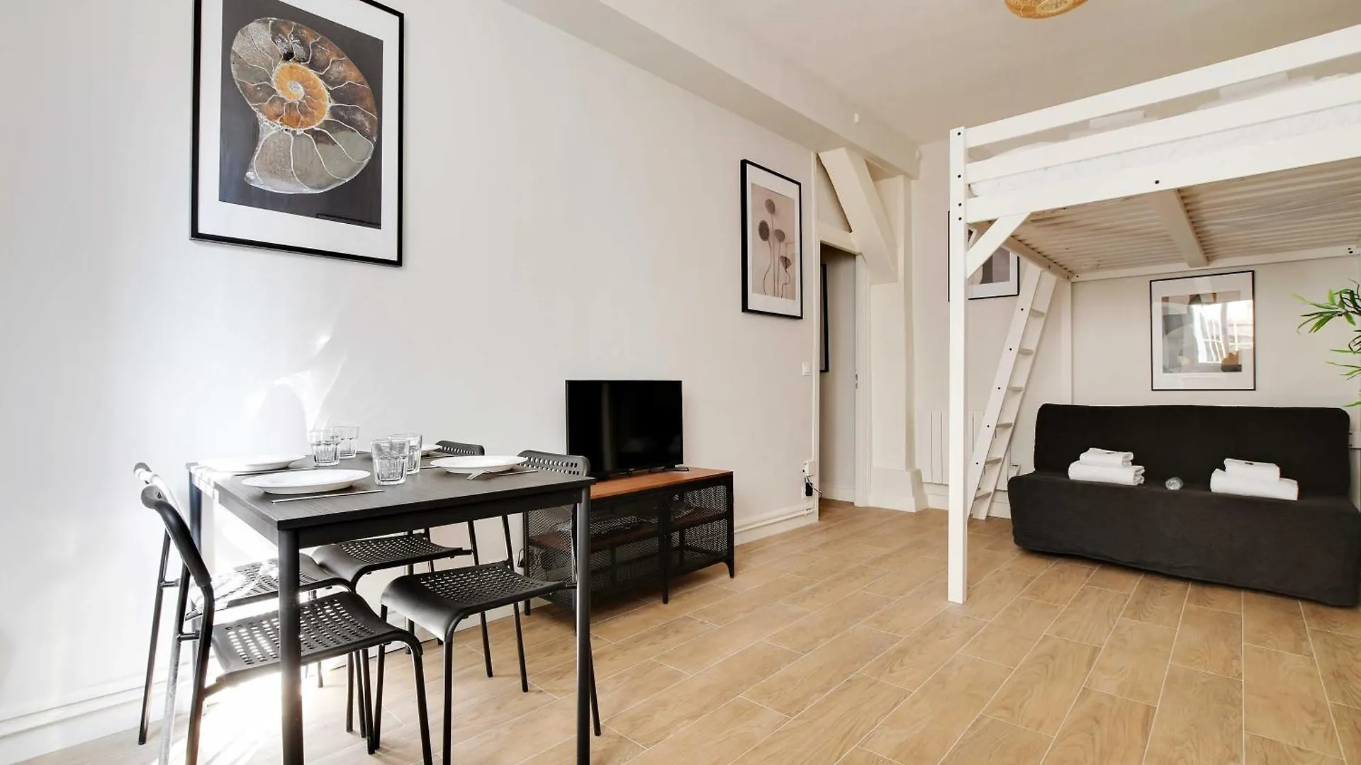 Studio With Garden - 4P - Canal St Martin Apartment Paris France