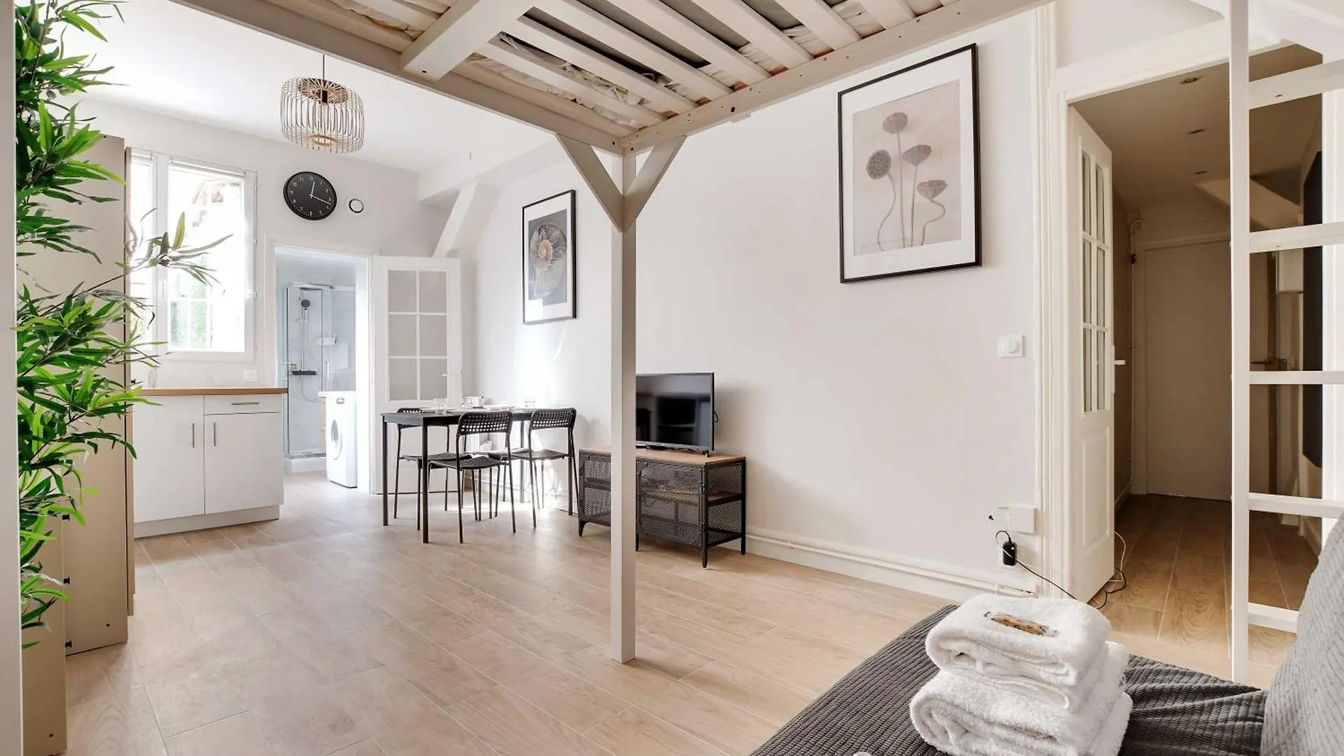Studio With Garden - 4P - Canal St Martin Apartment Paris France